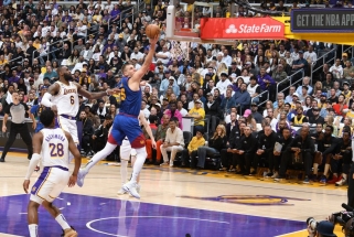 "Nuggets" atsidūrė maksimaliai arti finalo – trečią kartą iš eilės patiesė "Lakers"